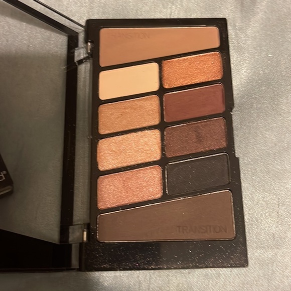 •Wet 'n' Wild 'nude awakening' palette WITH •LE 'hooked on vinyl' quad - Picture 4 of 7